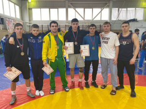Брюховецкие борцы-победители и призеры первенства Краснодарского края по вольной борьбе среди юниоров до 21 года.