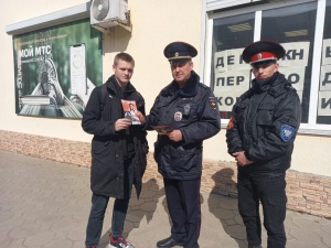 В Брюховецком районе сотрудники полиции провели акцию «Стоп, мошенник!» Министерство внутренних дел Российской Федерации