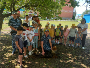В Брюховецком районе полицейские в рамках акции «Каникулы с Общественным советом» показали детям работу кинологов