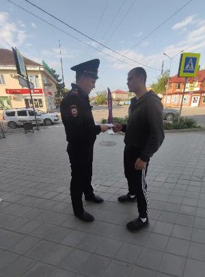 Сотрудники полиции в рамках ОПМ «Правопорядок» провели беседы с гражданами по профилактике мошенничества