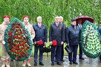 Возложили цветы к мемориалам