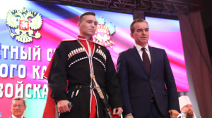 Вениамин Кондратьев наградил казаков-добровольцев памятными медалями