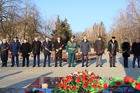 Возложили цветы к мемориалу "Скорбящая мать"