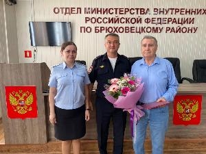 В ОМВД России по Брюховецкому району торжественно поздравили с юбилеем 75-летием ветерана МВД