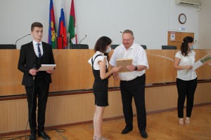 Владимир Мусатов вручил награды в преддверии Дня молодежи