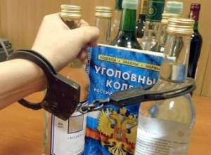 Сотрудники полиции предупреждают об ответственности за незаконную реализацию алкогольной продукции