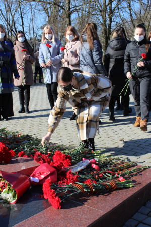 Возложение цветов к мемориалу "Скорбящая мать".