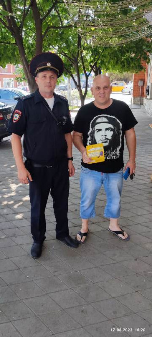 Полицейские Брюховецкому района раздали гражданам памятки "Осторожно мошенники"